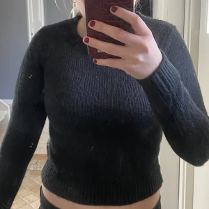 Zara tröja  - Säljer min helt oanvända tröja från zara då den tyvärr är för liten men ville inte lämna tillbaka den då det tyvärr inte fanns nån i en annan storlek. Säljer för 300kr +frakt❤️