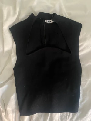 Linne med skuren detalj - Linne med skuren detalj på bröst