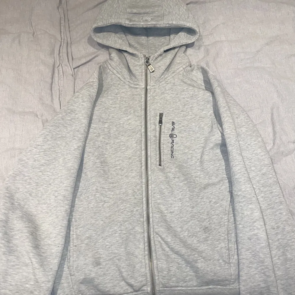 Säljer nu min favorit hoodie/kofta då den blivit för liten, ser ut som nu inga defekter eller så och super bra kvalitet😍 hoppas den kommer till användning av någon annan . Tröjor & Koftor.