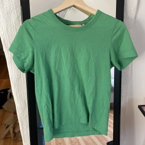 Snygg grön t-shirt - Kort snygg tshirt från weekday. Knappt använd!