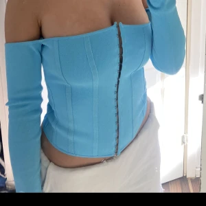 Jätte fin blå topp med ihopsatta ärmar - Säljer denna skit snygga tröja från Zara som har ihopsatta ärmar till. Man knäpper tröjan och den sitter åt bra. Köpte den i somras och den är använd enbart en gång.