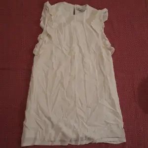 (size 42) sleeveless white dress