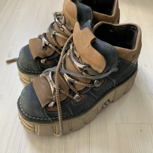 New rock boots, strl 38 - Supersnygga boots från New Rock i storlek 38. De är köpta begagnat men jag har aldrig använt dom, så de är i samma skick som när jag köpte dom. Snörena är väldigt använda men fortfarande hela och kan bytas ut