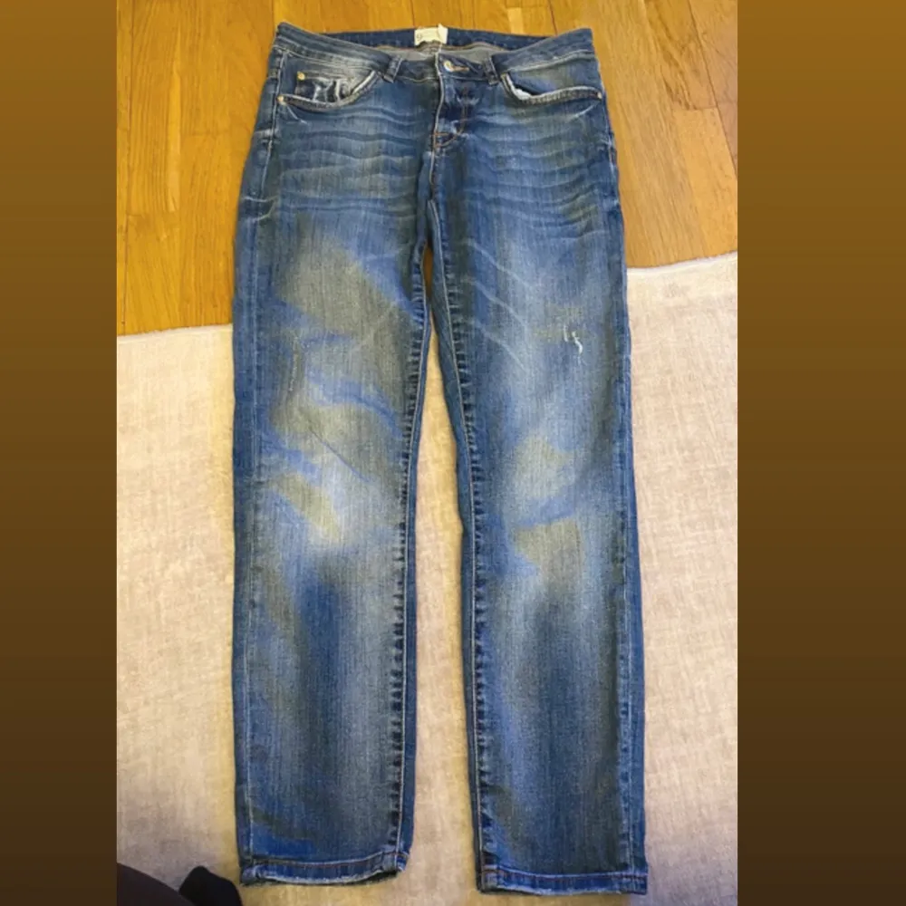 så snygga o bekväma low waist jeans från gina tricot. Säljer då de tyvärr är för små. Superstretchiga och några av de mest bekväma jeansen någonsin.  🫶🏼✨🌻. Jeans & Byxor.