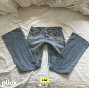 Lågmidjade bootcut Levis jeans  - Fick hemma dessa skitsnygga jeans  som jag köpte här på plick men de va tyvärr lite för små för mig😩❤️kan skicka egna bilder om det behövs!