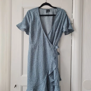 Klänning - Prickig omlottklänning från Vero Moda. Använd 1 gång