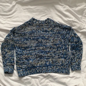 flerfärgad stickad tröja i grungestil  - Det står xs men är oversize så den passar upp till medium :)