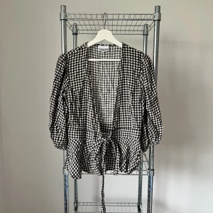 Ganni blus med knytning storlek 36 (S) - Som ny men kommer inte till användning dessvärre!