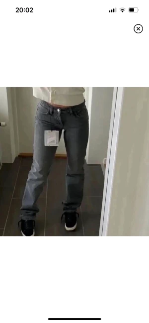Grå lågmidjade zara jeans  - Innerbens längd: 83 Midjemått:38❤️