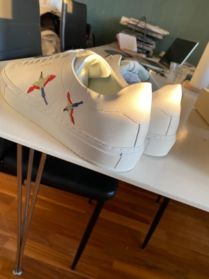 Axel Arigato skor - Axel Arigato skor i storlek 45, helt nya och fräscha box finns frf kvar. Aldrig använda förutom testade en gång men säljer för de va för stora. Har du storlek 43-44 kan du lägga en sula i så passar de bra. Ny pris 2300kr