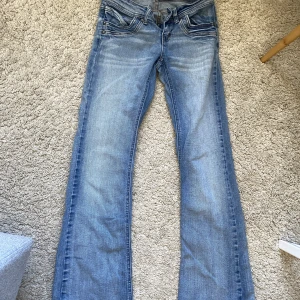 Low waist jeans - Skit snygga jeans men coola fickor,bootcut och långa i benen.Super fina,hör av er vid frågor 