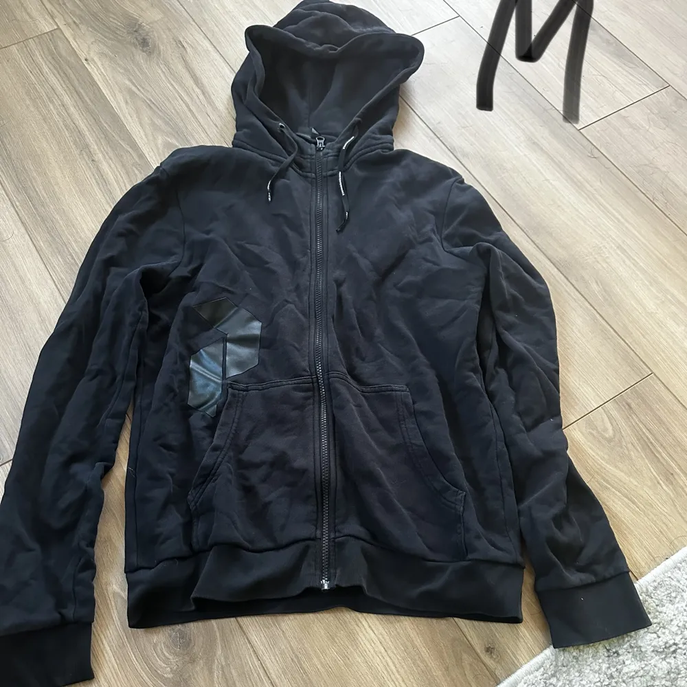 Zip hoodie från märket peak performance . Hupparit & Collegepaidat.