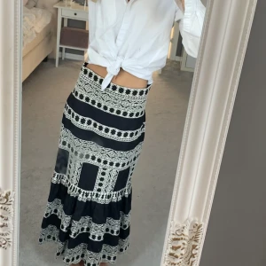  SÖKER!! Zara lång kjol - Hej! SÖKER denna kjolen i alla storlekar förutom xs. Har växt ur mig och älskar den!!!!