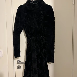 Kappa - Svart kappa fluffig