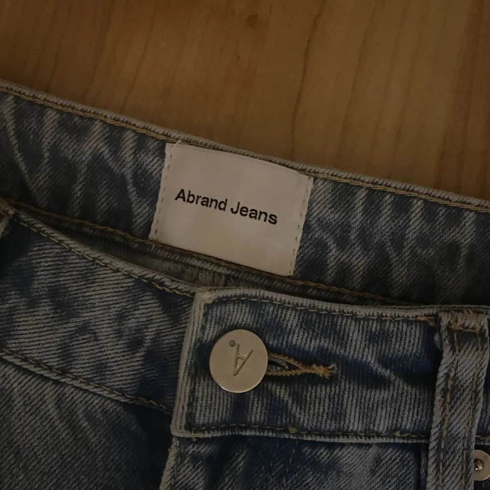 A brand jeans med slitning längst ner  Storlek 11/29 (skulle säga S) Fint skick . Jeans & Byxor.