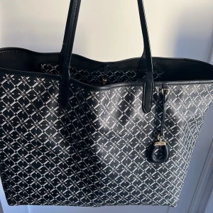 Stor och rymlig Ralph lauren väska!  - Använd ett fåtal gånger. Stor och rymlig men kommer ej till användning, passar bra som weekend bag. 