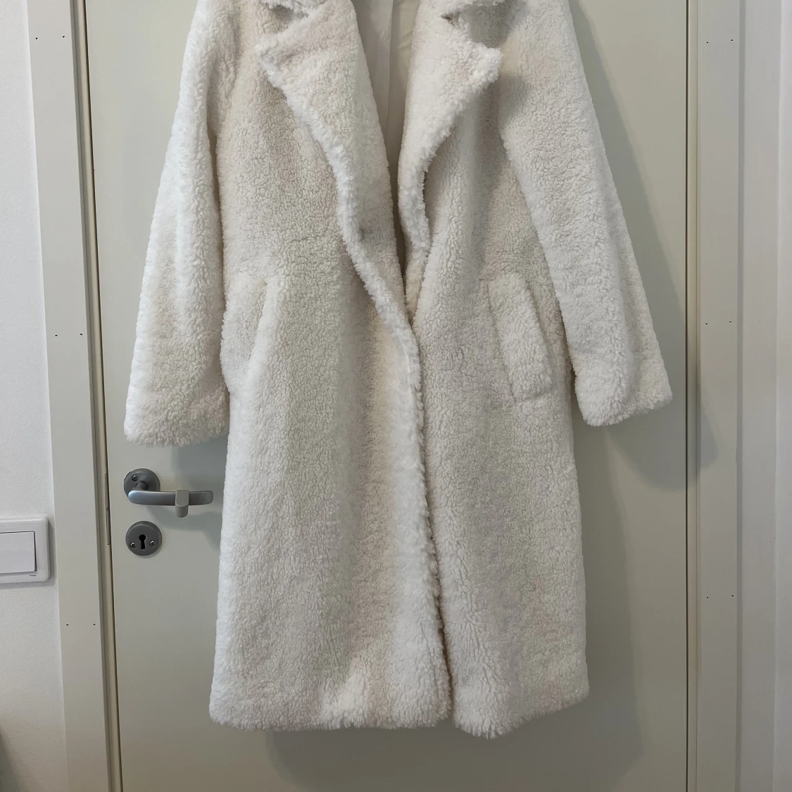 Vit lurvig kappa  - 91