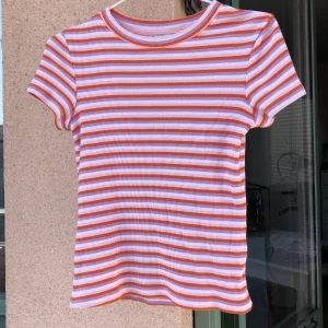 Söt ribbad t-shirt  - Bra skick! Få tecken på användning.