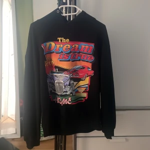 Oversized hoodie - Oversized hoodie som köptes från SHEIN ett ganska långt tag sen, men har bara använts 3-4 gånger.   Skön att ha på sommaren, våren eller även hösten. Den har inga fickor och köptes för 149kr. 