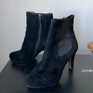 Stövletter  - Jättefina mocka stövletter,som endast används par gånger.Klackhöjd från utsidan 9 cm.