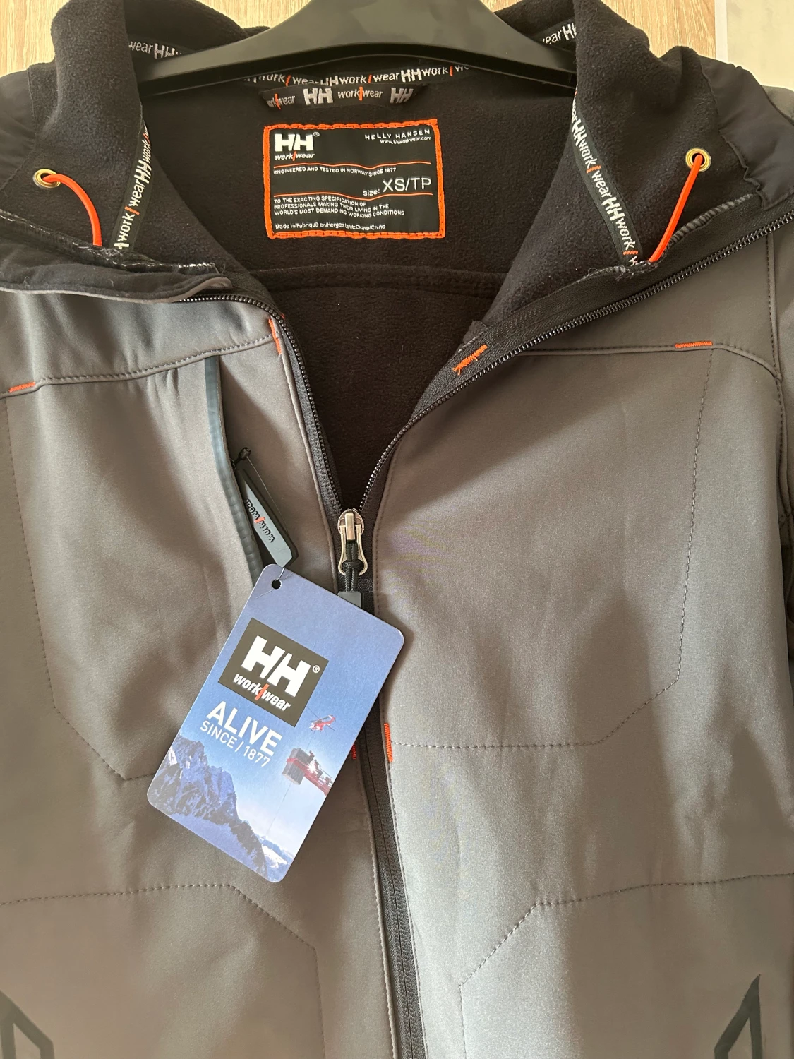 Ny Helly Hansen softshelljacka i strl XS