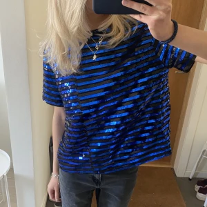 Glitter tröja - Helt stört snygg glittig tröja från cherry paris som aldrig är använd💕