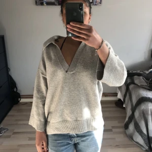 Grå stickad tröja  - säljer denna gråa stickade tröjan ifrån h&m❤️ använd 1 gång 