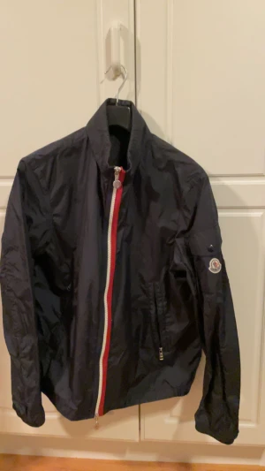 Moncler windbreaker - Säljer en moncler windbreaker i bra skick. Använd några gånger