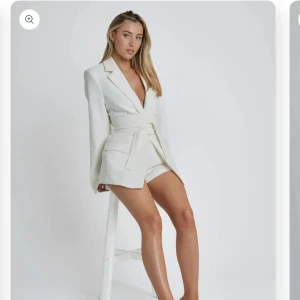 Vit Blazer - TikTok kavaj från Zoe Moore. Köpte fel storlek, men kavajen är så fin