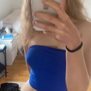 Blå tubtopp - Säljer denna supersöta tubtoppen i denna snygga blå färg!💙💙 pris går alltid att diskutera!