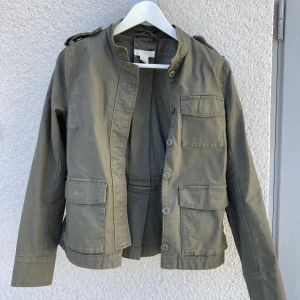 Vårjacka - Perfekt vår/sommarjacka som tyvärr är för liten för mig! 