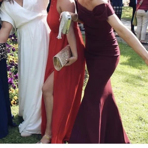 Balklänning röd - En offshoulder balklänning från Bubbleroom med orginalpris 999, använd 1 gång men är i väldigt gott skick. Är vinröd och i strl XS