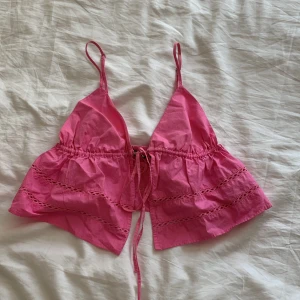 Rosa topp zara  - Säljer denna populära topp från zara i rosa, använd fåtal gånger!