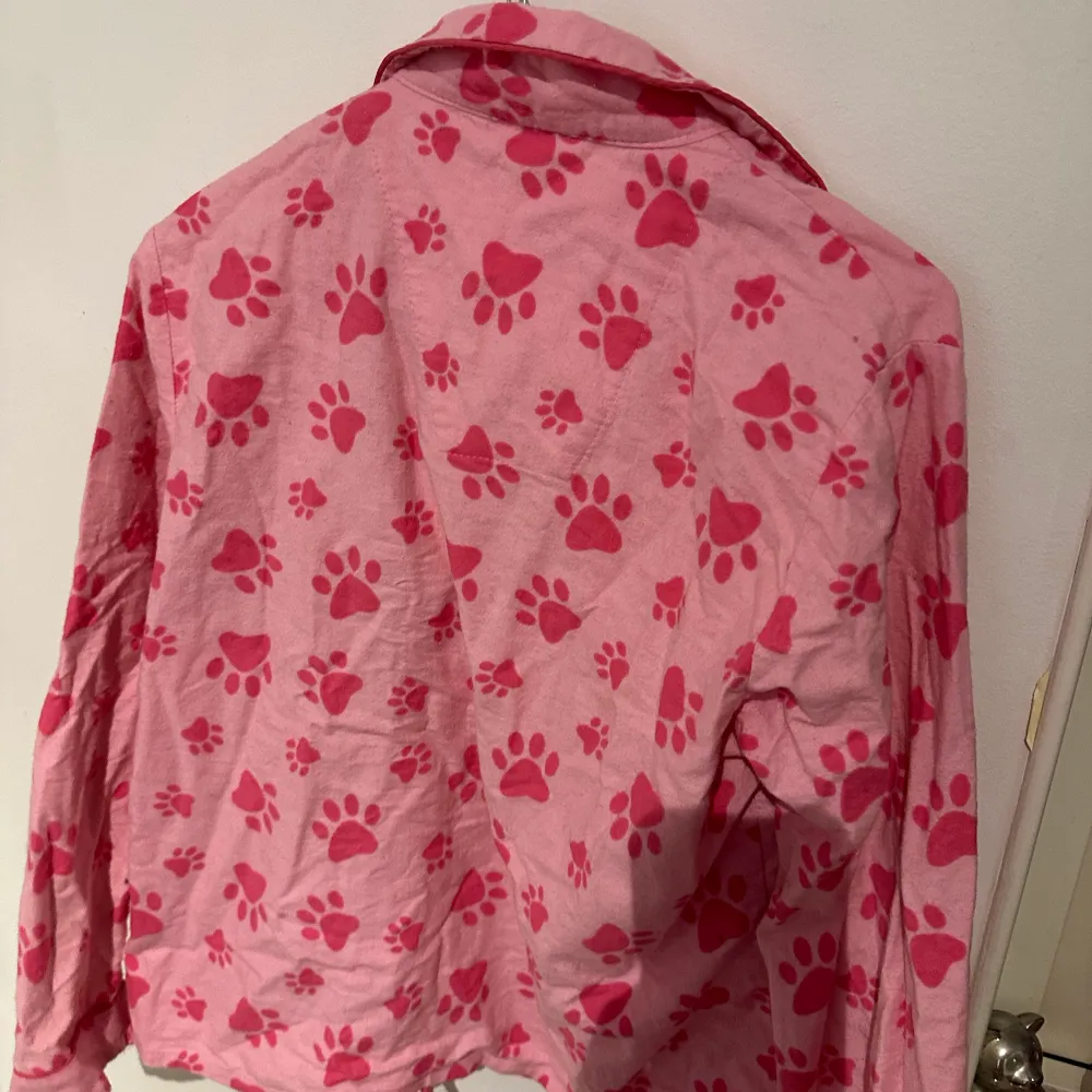 Rosa shorts med tassar använd som sovtröja. Skjortor.