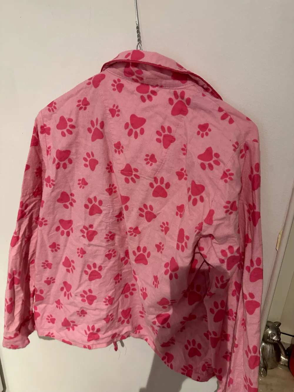 Rosa shorts med tassar använd som sovtröja. Skjortor.