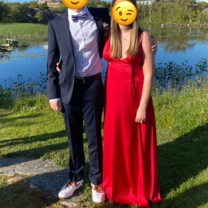 Röd balklänning satin - Balklänning endast använd en gång. 