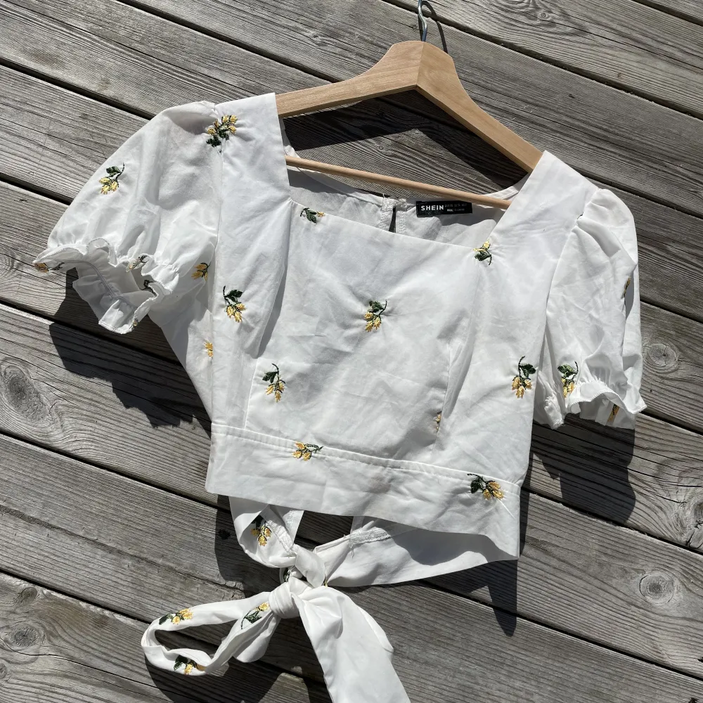 Superfin somrig topp som är oanvänd.🥰Toppen är i storlek xs men är öppen med knyte i ryggen så den passar större storlekar. Tveka inte med att skriva för fler biler eller frågor🥰🤍. Yläosat.