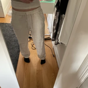 Linnebyxor - De superpopulära lågmidjade linnebyxorna från HM home, lagom använda men bra skick!! Bra längd på mig som är 165 och de sitter bra på mig som brukar ha 36 i byxor, alltså större än storleken säger, frakt på 60 kr ingår redan i priset💗