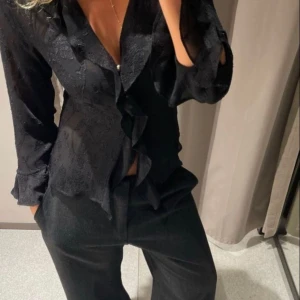 Fin topp - Säljer denna ursöta toppen från gina Tricot då den inte kommer till användning tror den kommer vara så söt på sommaren (första bilden är lånad) 