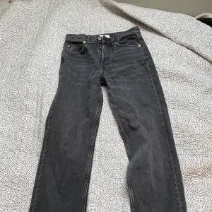 Ett par ganska nya zara jeans! Storlek 34, priset kan ändras beror på💕