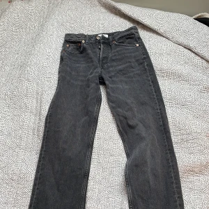Zara straight jeans - Ett par ganska nya zara jeans! Storlek 34, priset kan ändras beror på💕