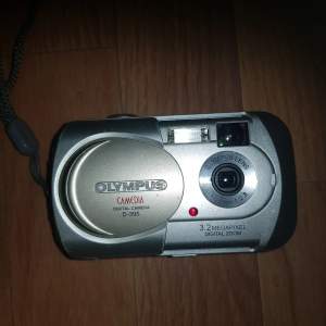 Olympus camedia D-395  digital kamera. Minnes kort följer inte med men finns billigt att köpa till. Skriv om det finns frågor🌟