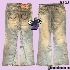 true religion jeans - trueys i modellen Joey Super T, tagen säger 32/34😈ytterben, 98cm😈innerben 75cm😈midja rakt över 42cm😈benöppning 25cm😈modellen är 182😈flaws, små fläckar, saknar knapp, uppsydda