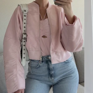 Bomberjacka - Snygg jacka från Gina Tricot, endast använd fåtal gånger. Jättefint skick, storlek L (men passar mig som brukar ha S/M i jackor) 🌸