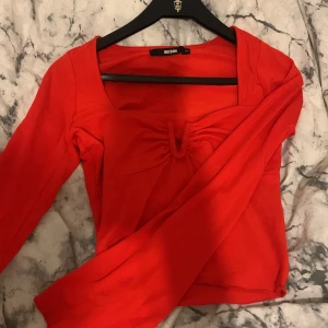 Topp - Super fin topp, i ny skick använd endast en gång. Ärmarna på tröjan är ”utsvängda”  Skriv jätte gärna om du är intresserad❤️❤️