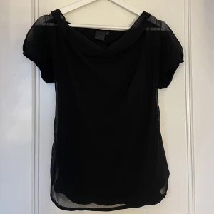 Topp - Svart topp i storlek S