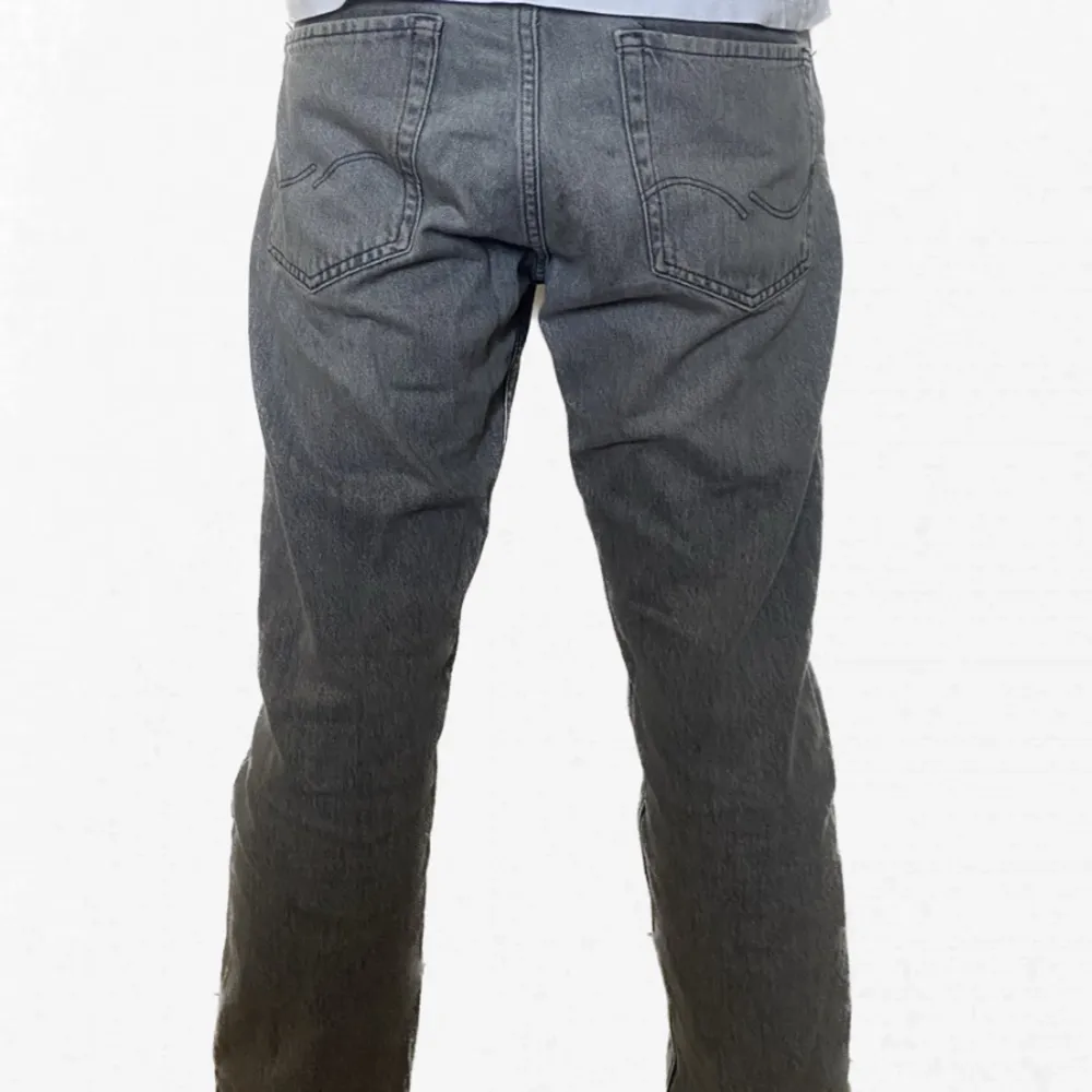 Gråa jack and Jones jeans i ett skönt skick och perfekt till våren 9/10.  Nypris cirka 600. Jeans & Byxor.