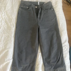 Weekday Rowe jeans - Säljer för jag köpte fel storlek, använda en gång så är precis som nya☺️ De är i färgen mörkgrå