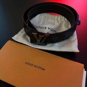 Louis vuitton skärp - Ett Louis vuitton skärp så gott som nytt, säljs pga dålig passform då jag gått upp i vikt. Skärpet är 90 cm.