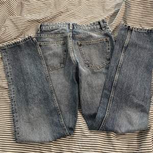 Ett par blåa fina zara jeans som är i straight fit, nästan aldrig använda 💕